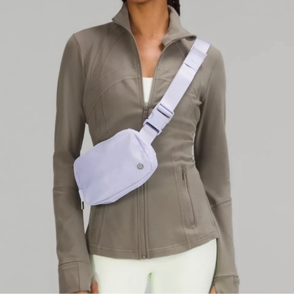 π Lululemon Everywhere Belt Bag Pastel Blue OUT OF STOCK COLOR TikTok Famous - Picture 2 of 14